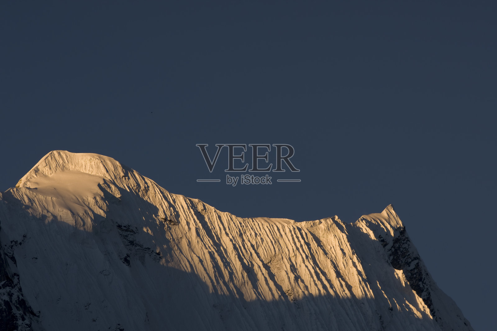 喜马拉雅山尼泊尔Lho日出(6186米)。伟大的细节!照片摄影图片