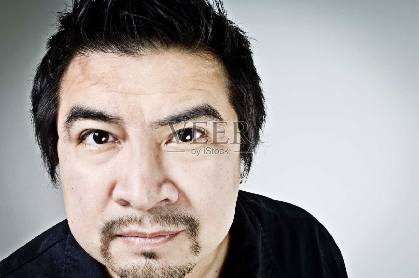 一个盯着相机的男人的肖像照片摄影图片