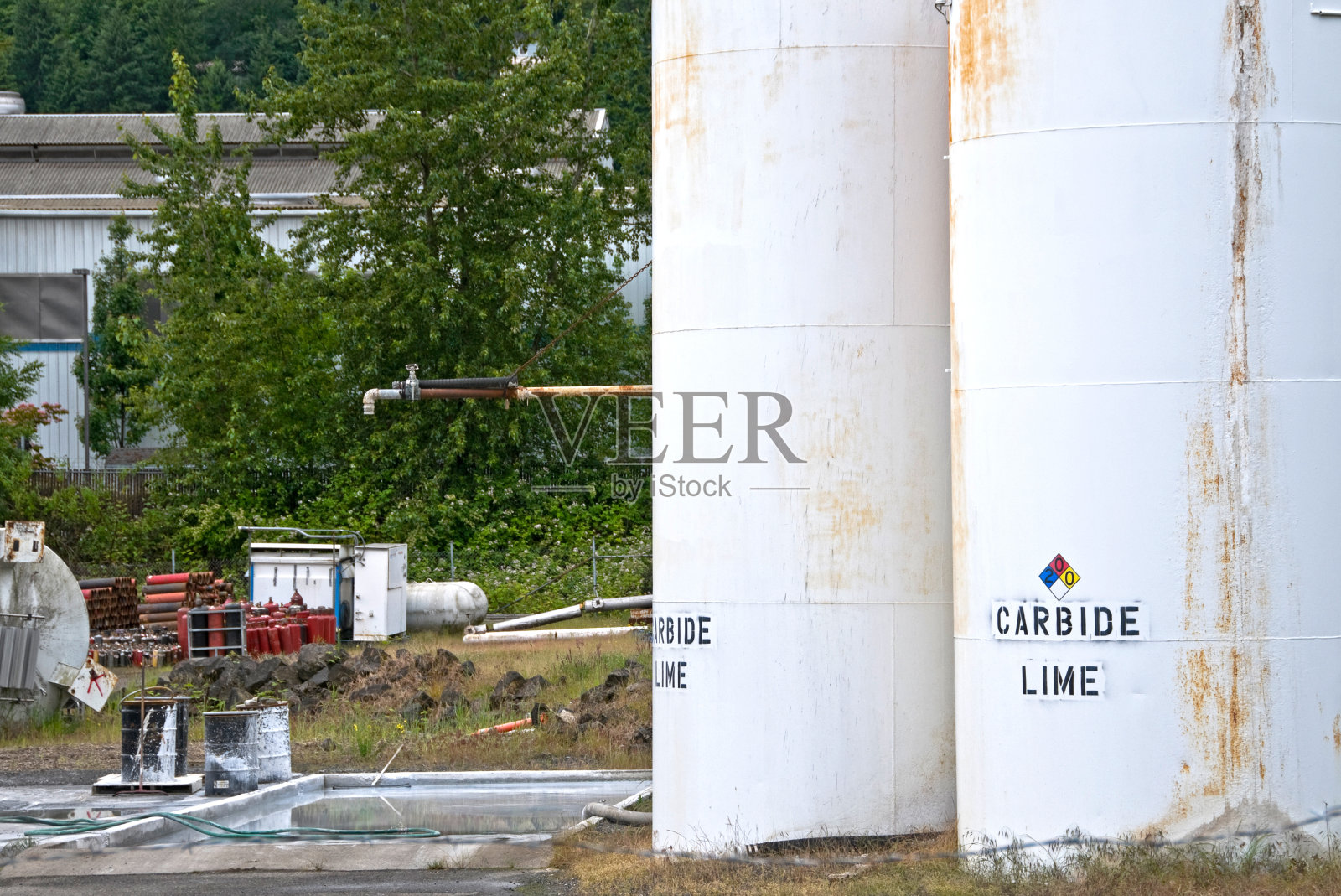 碳化物石灰容器和卡车清洗照片摄影图片