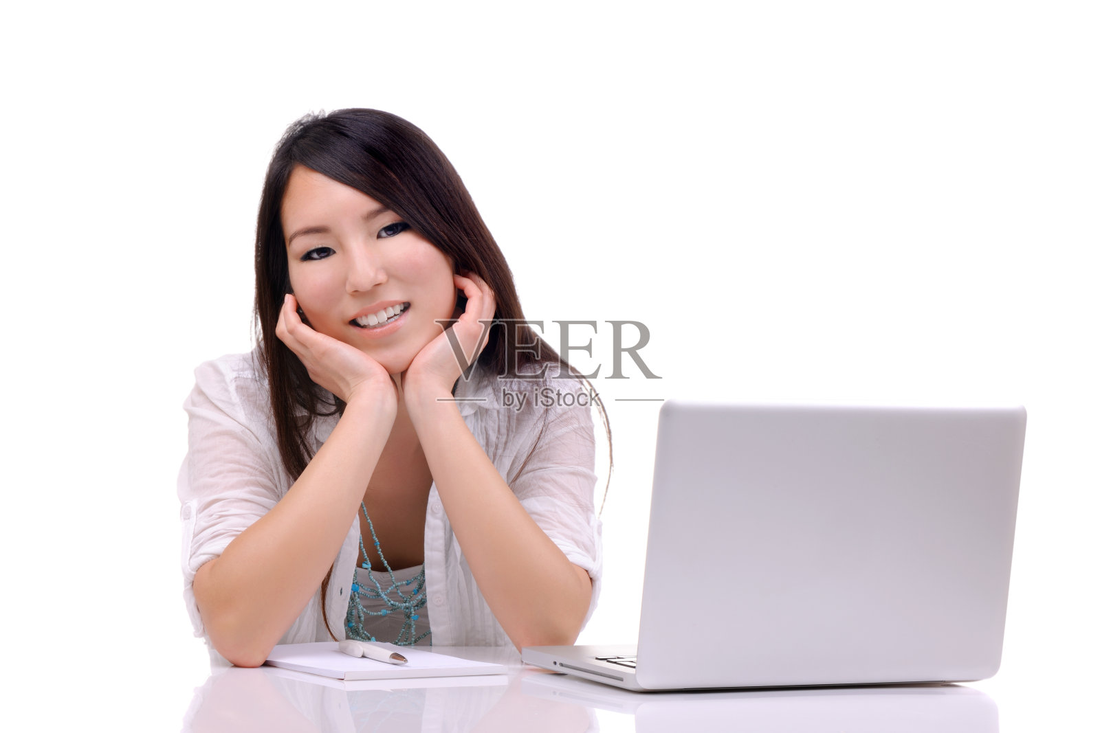 用笔记本电脑工作的女商人照片摄影图片