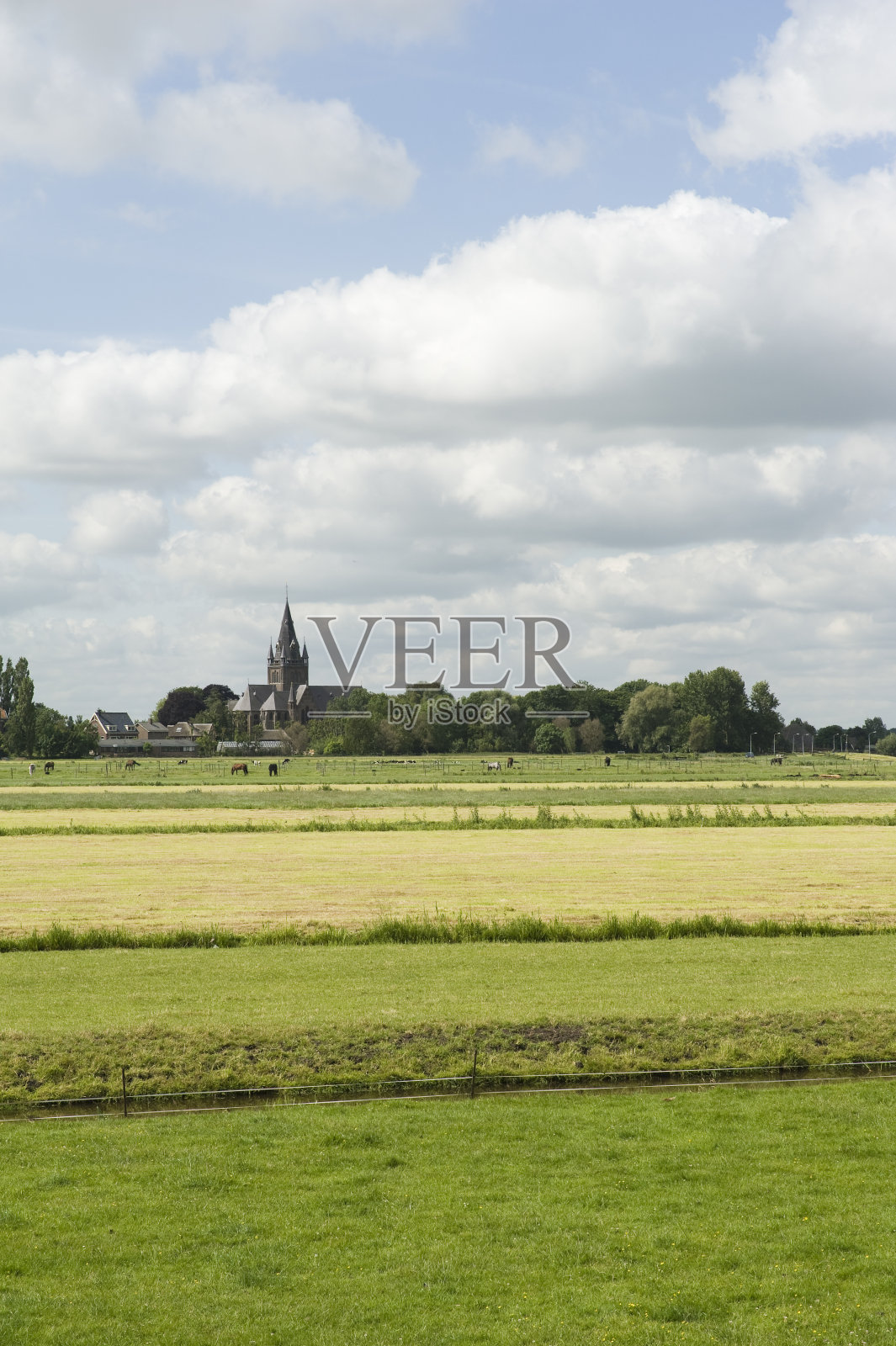 阿姆斯特丹南部的教堂和农田照片摄影图片