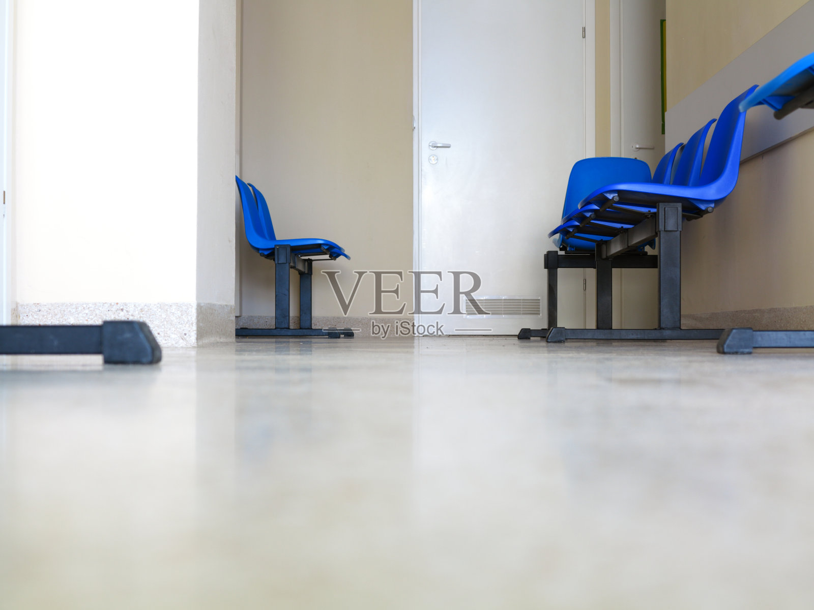 候诊室里的蓝色凳子照片摄影图片