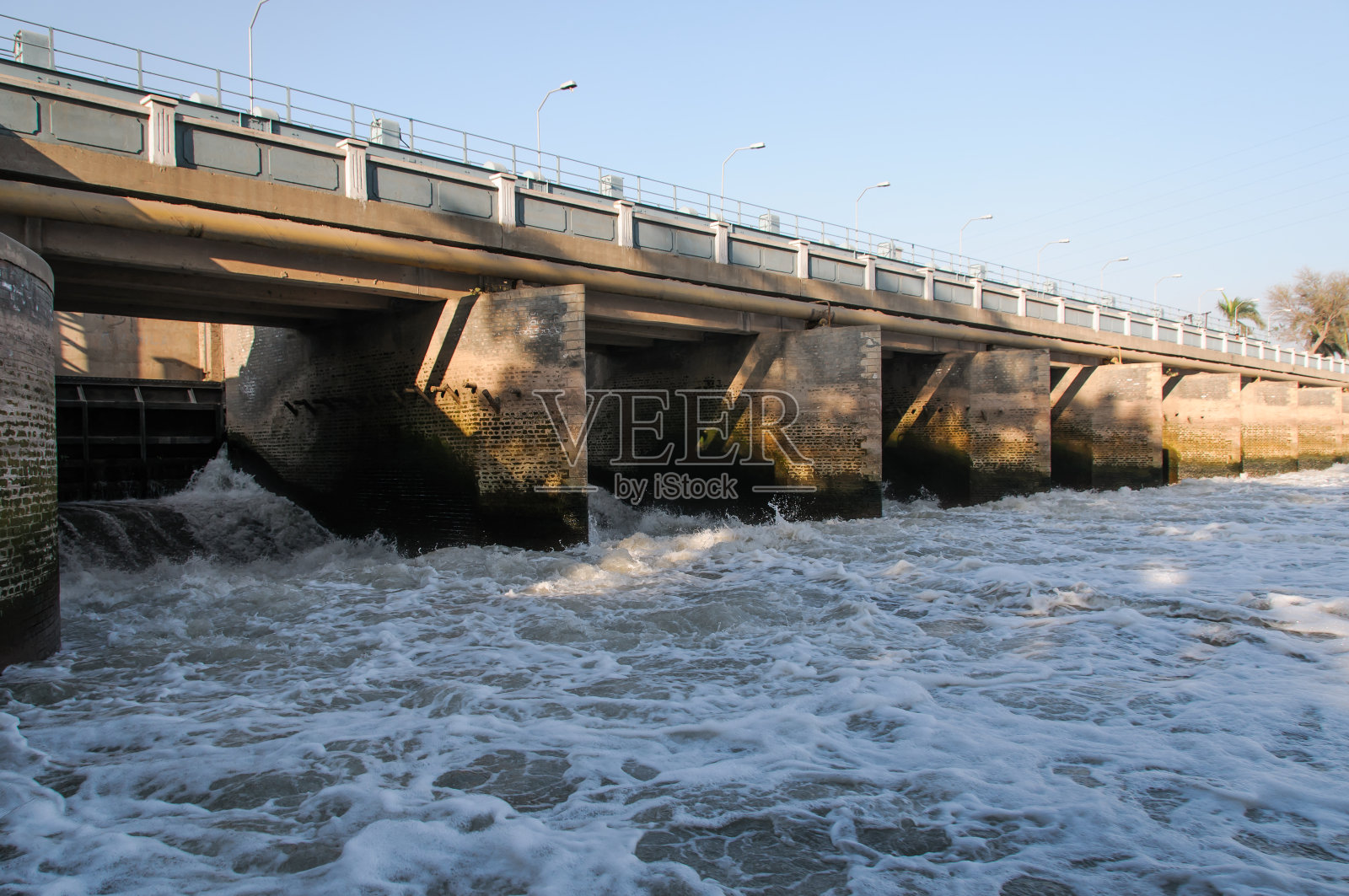 有拦河坝的桥照片摄影图片
