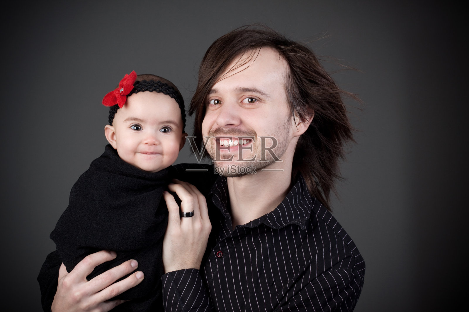 父亲抱着女儿照片摄影图片