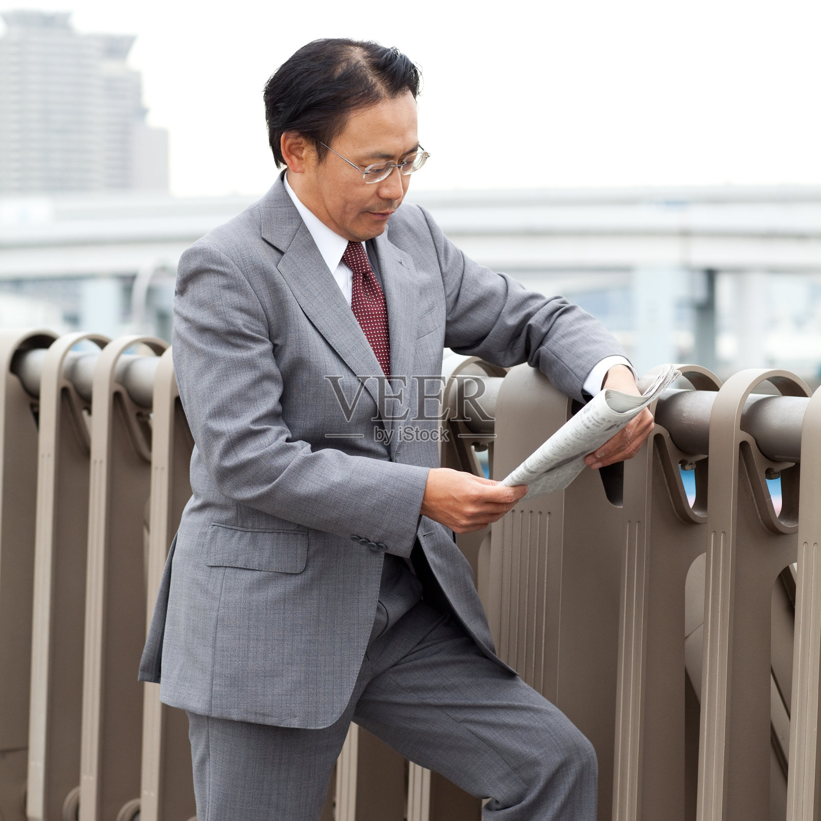 商人与报纸照片摄影图片