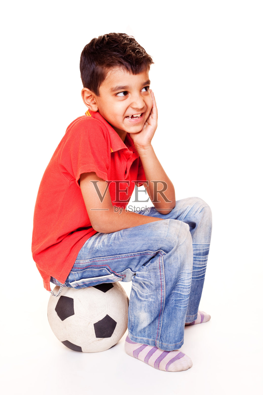 随意愉快的小印第安男孩用足球孤立了白人照片摄影图片