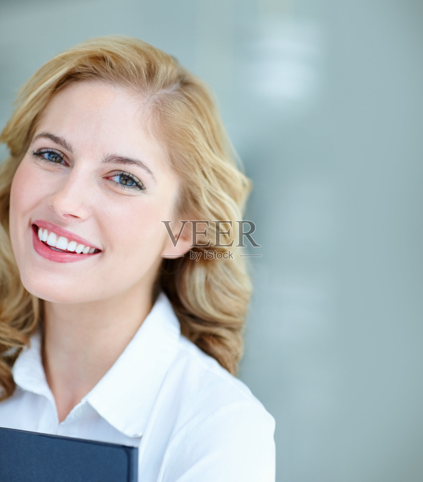 微笑的女人看着你照片摄影图片