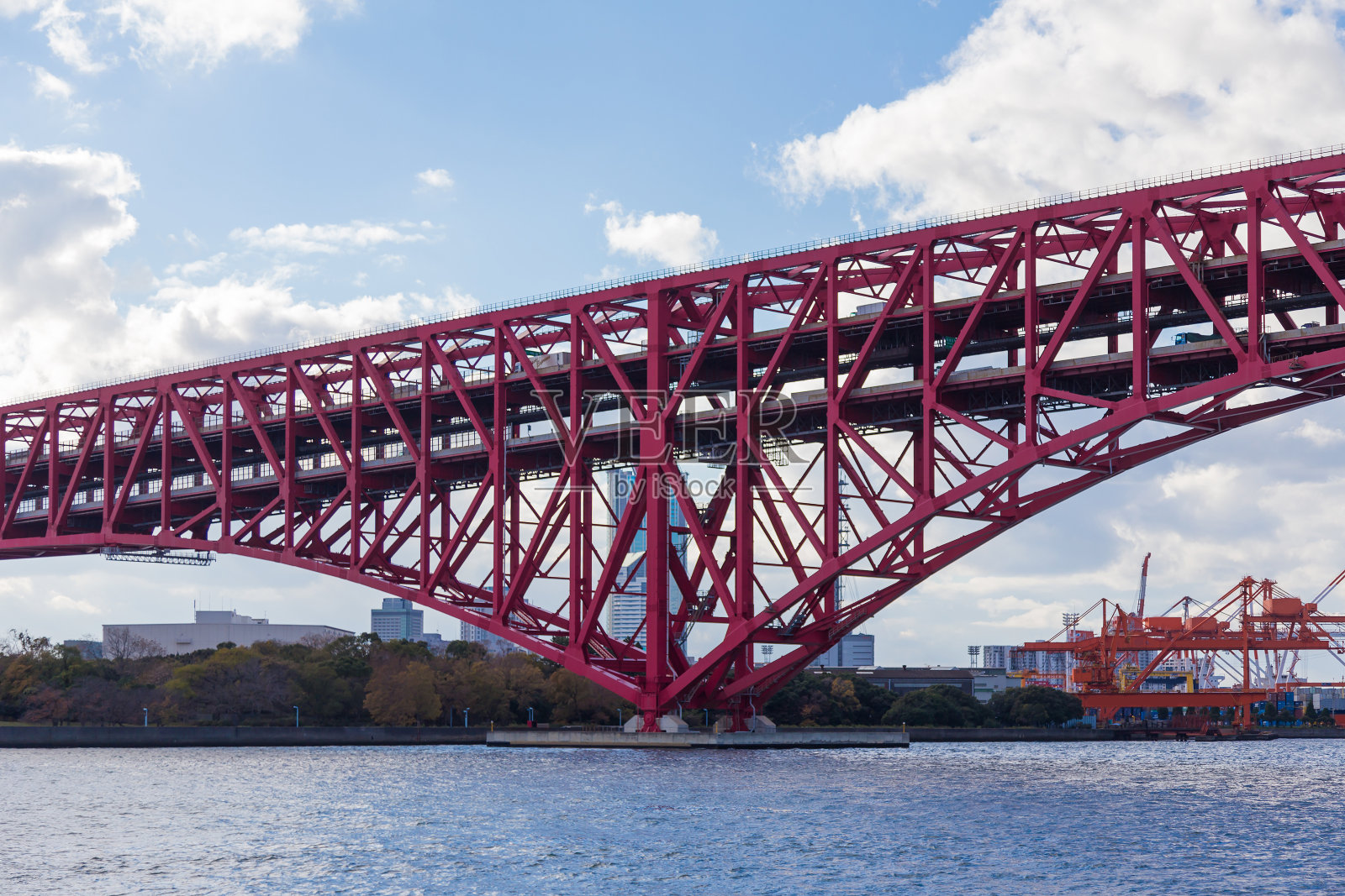 大阪市海港上的红港人大桥照片摄影图片