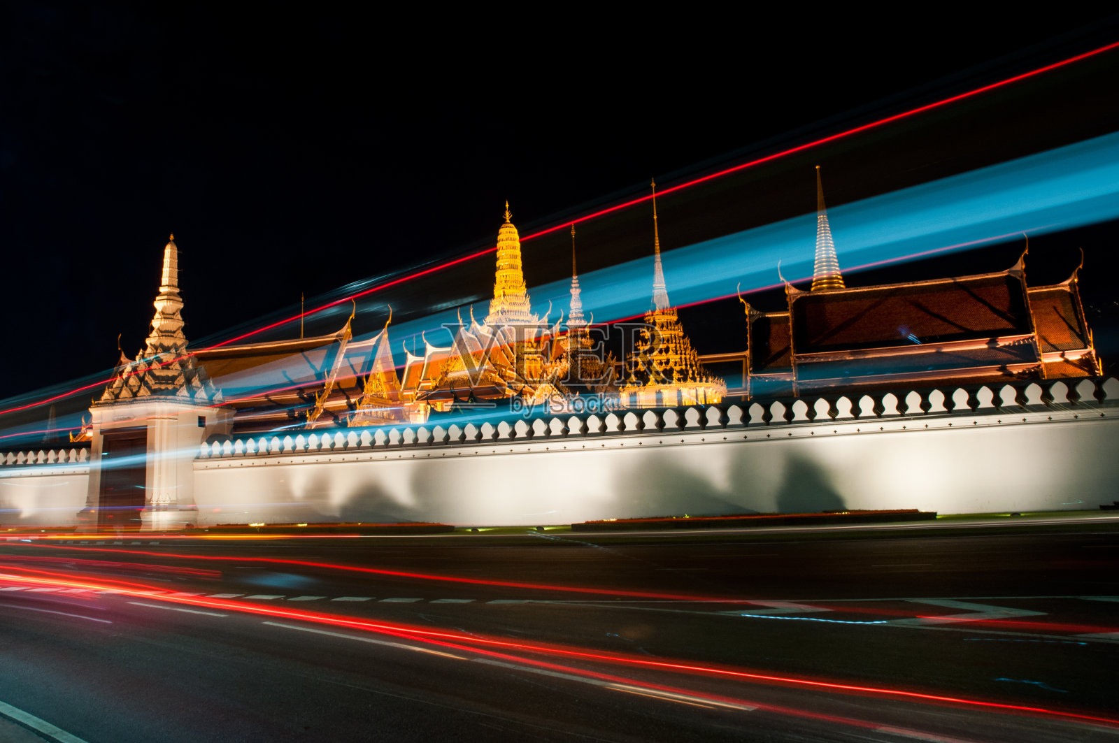 泰国,带灯的普拉基翁寺照片摄影图片