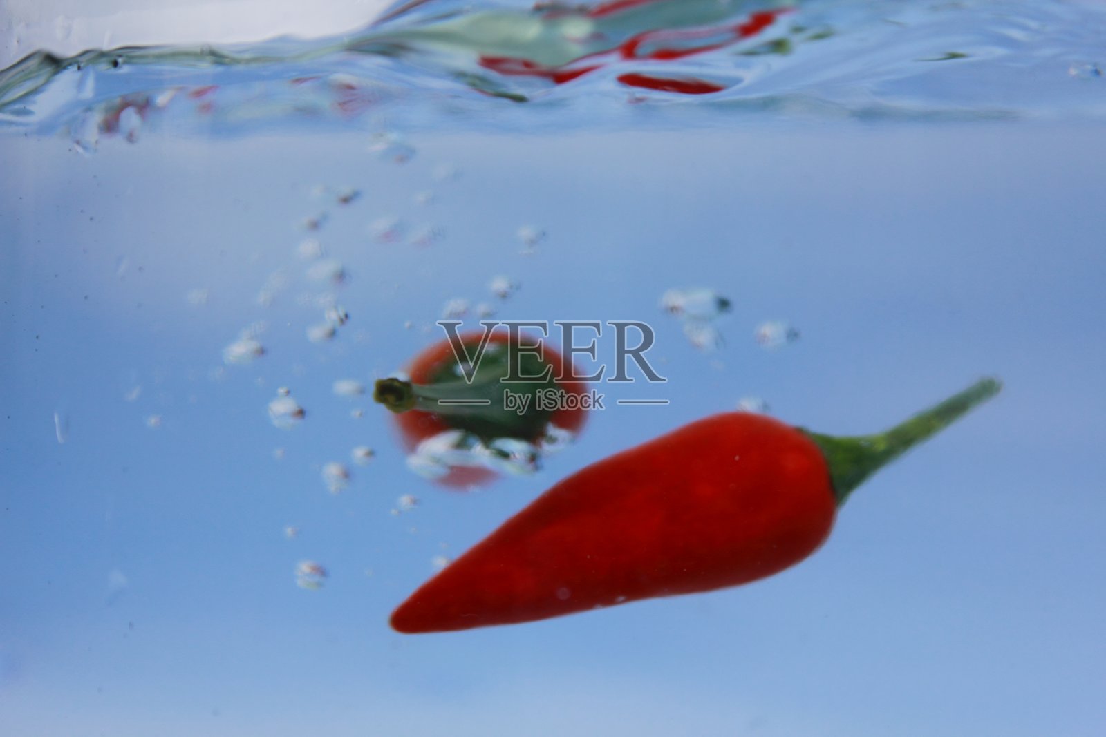 水里的鲜辣椒照片摄影图片