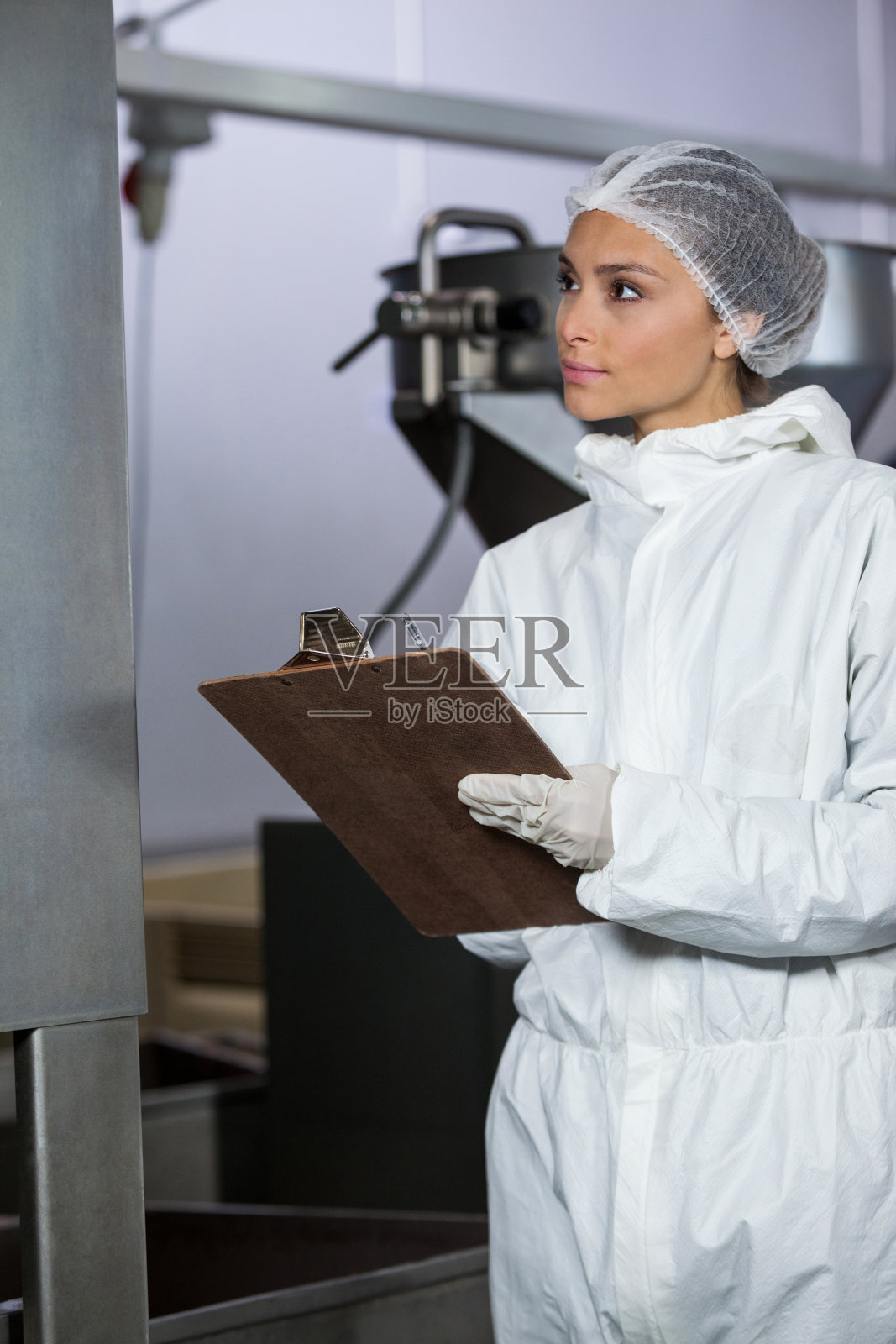 女屠夫保持着剪贴板上的记录照片摄影图片