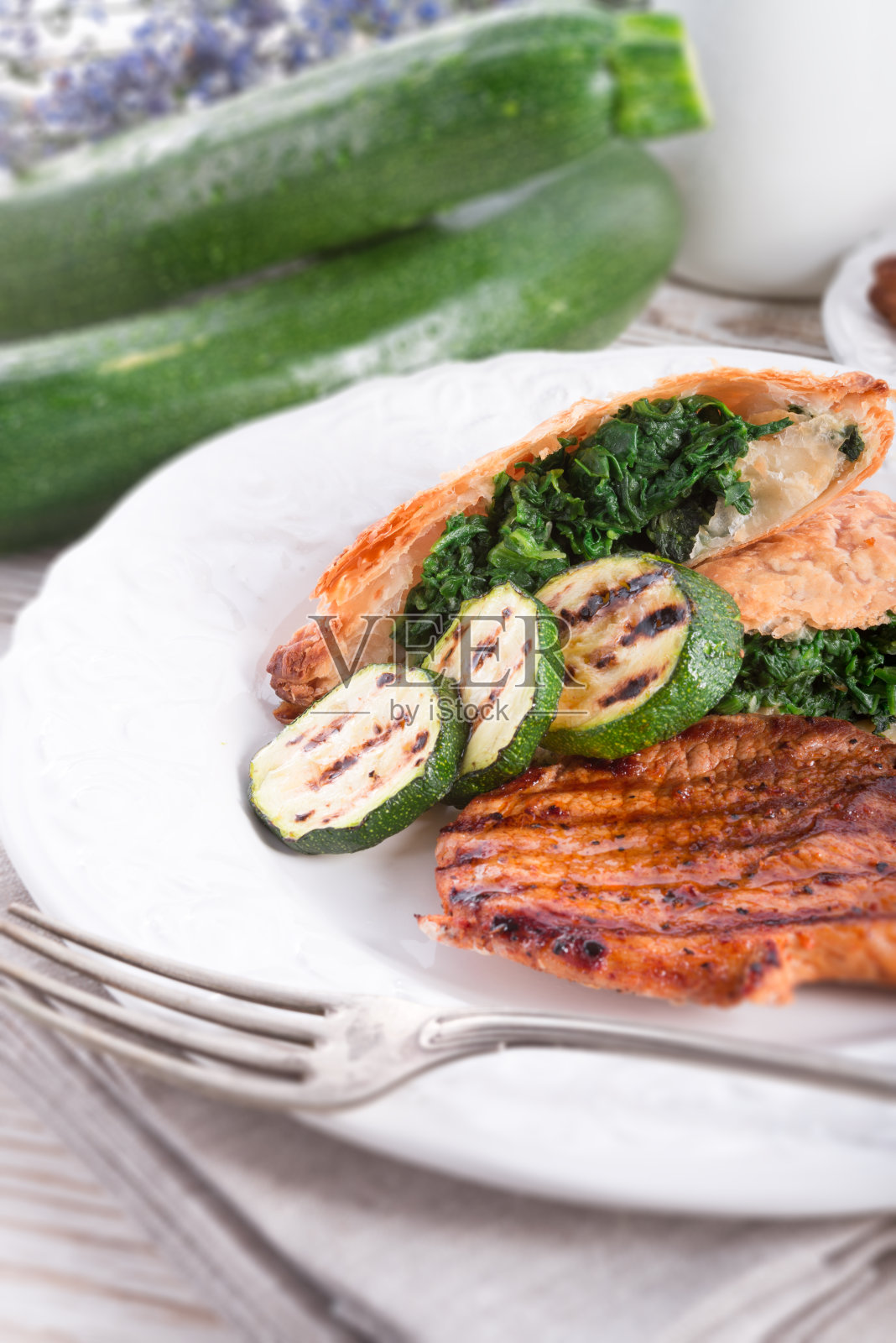 烤牛排配酥皮袋和西葫芦照片摄影图片