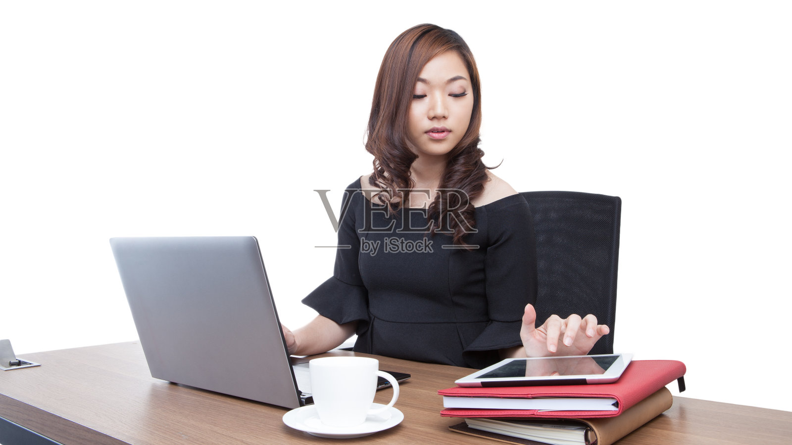 女商人在平板电脑上阅读最新新闻照片摄影图片