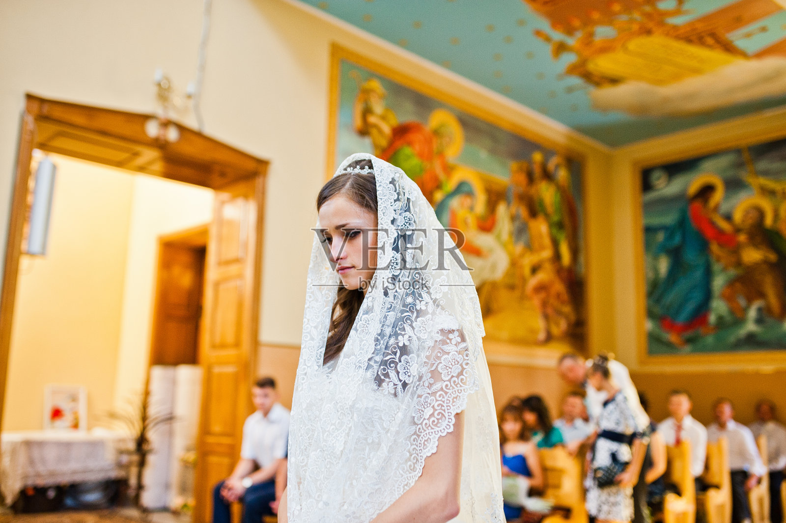 新娘戴着头巾在教堂里照片摄影图片