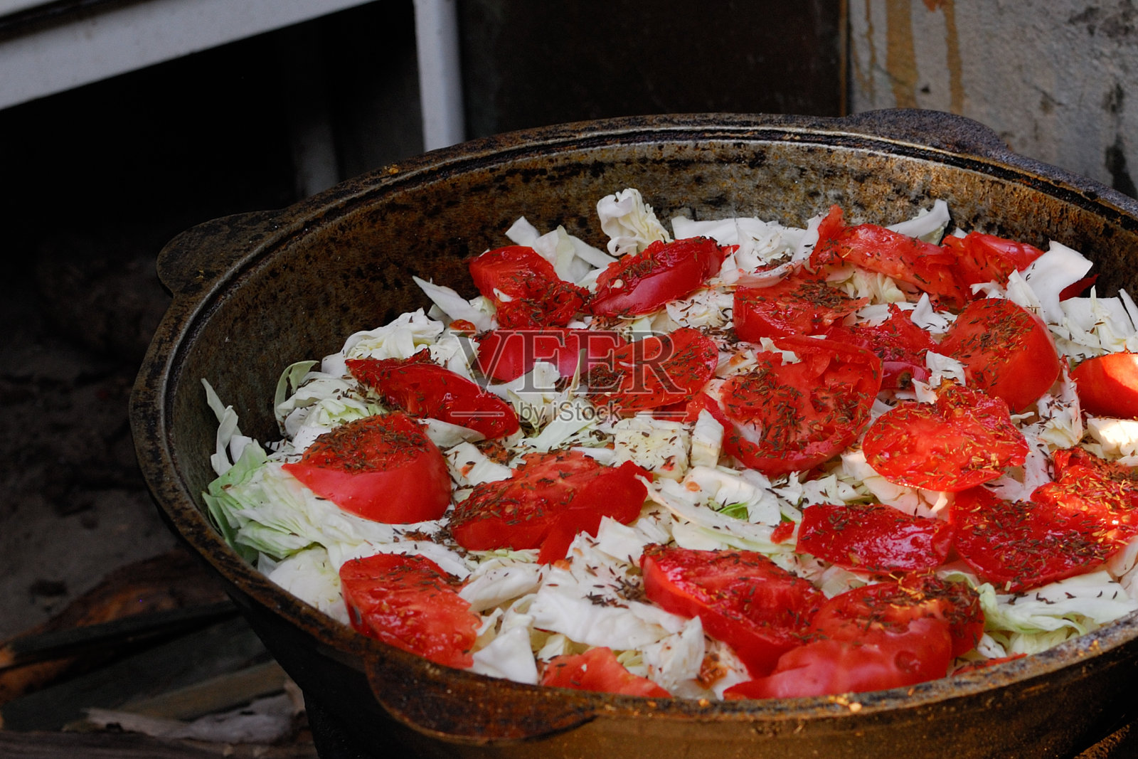 大锅卷心菜和西红柿照片摄影图片