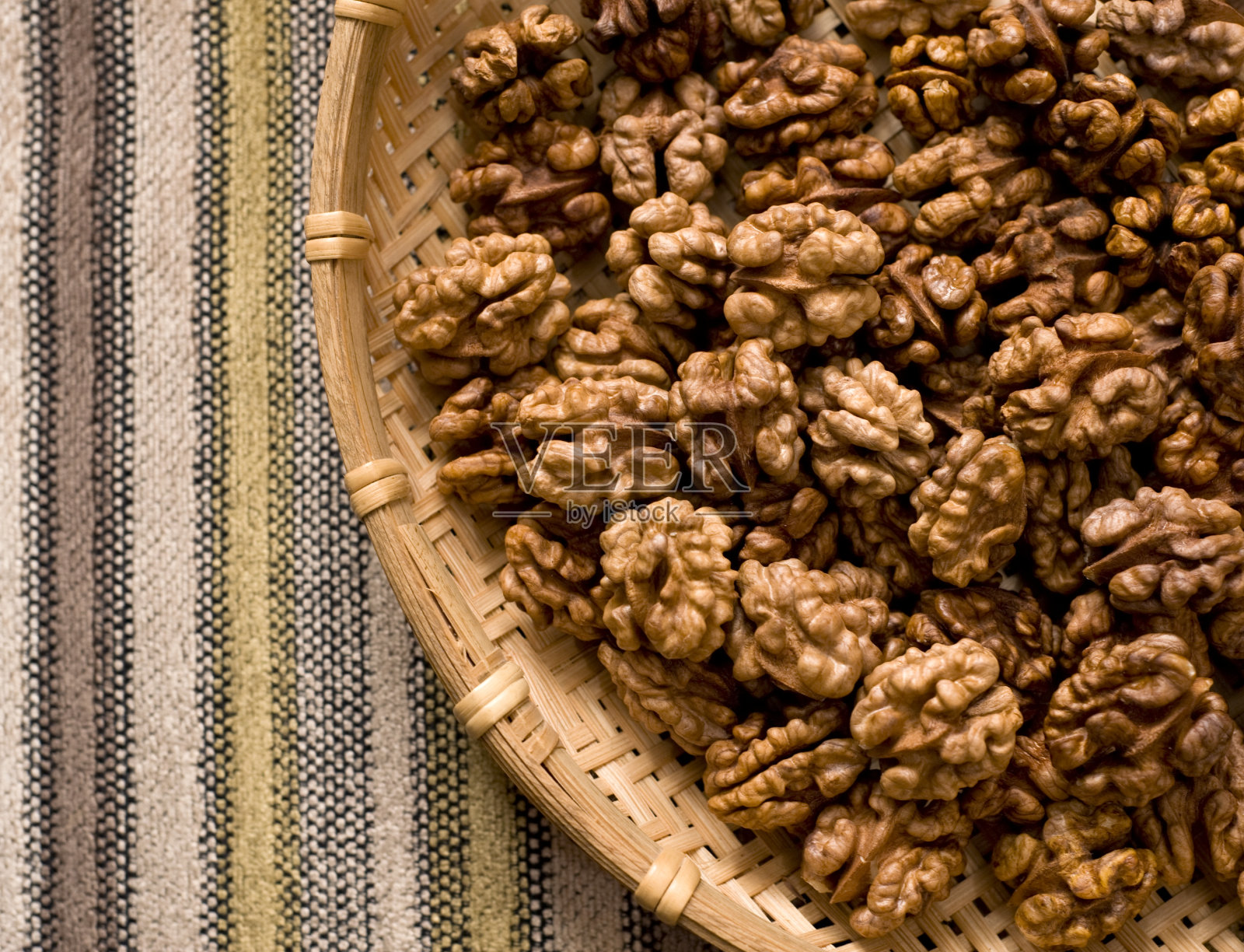核桃篮子照片摄影图片