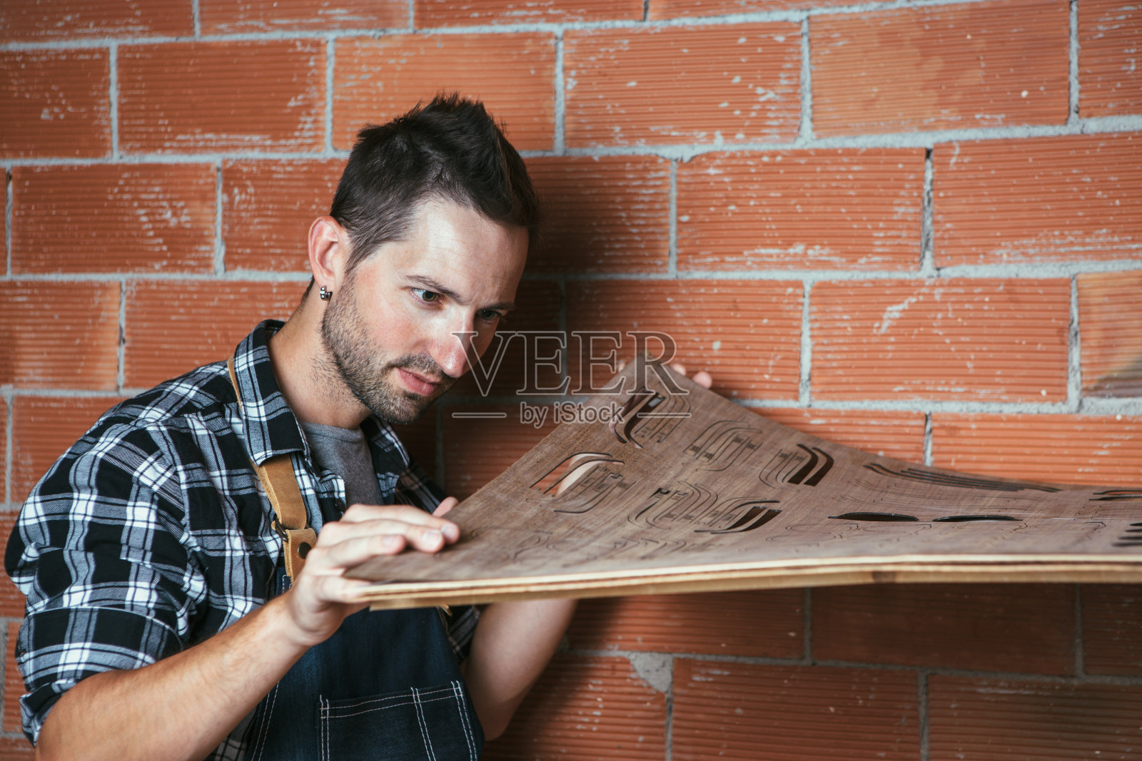 正在制作太阳镜的人照片摄影图片