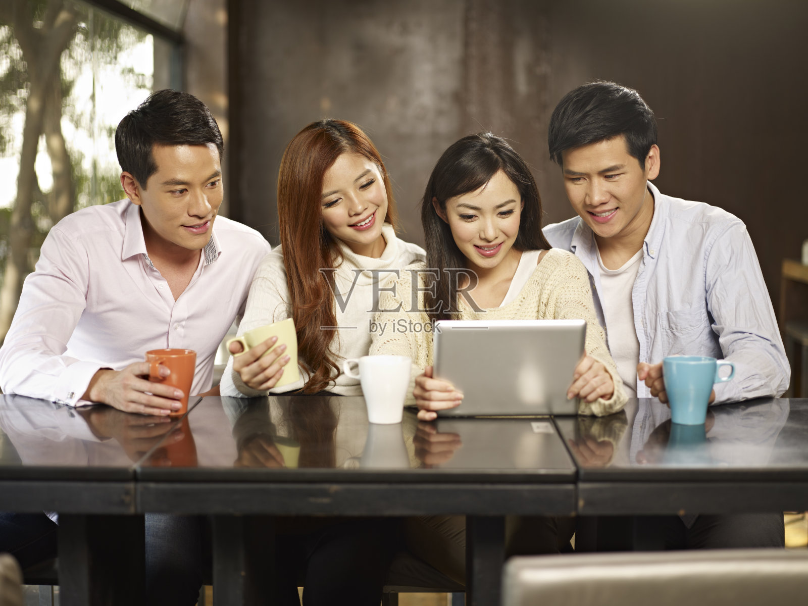 朋友聚在咖啡馆照片摄影图片