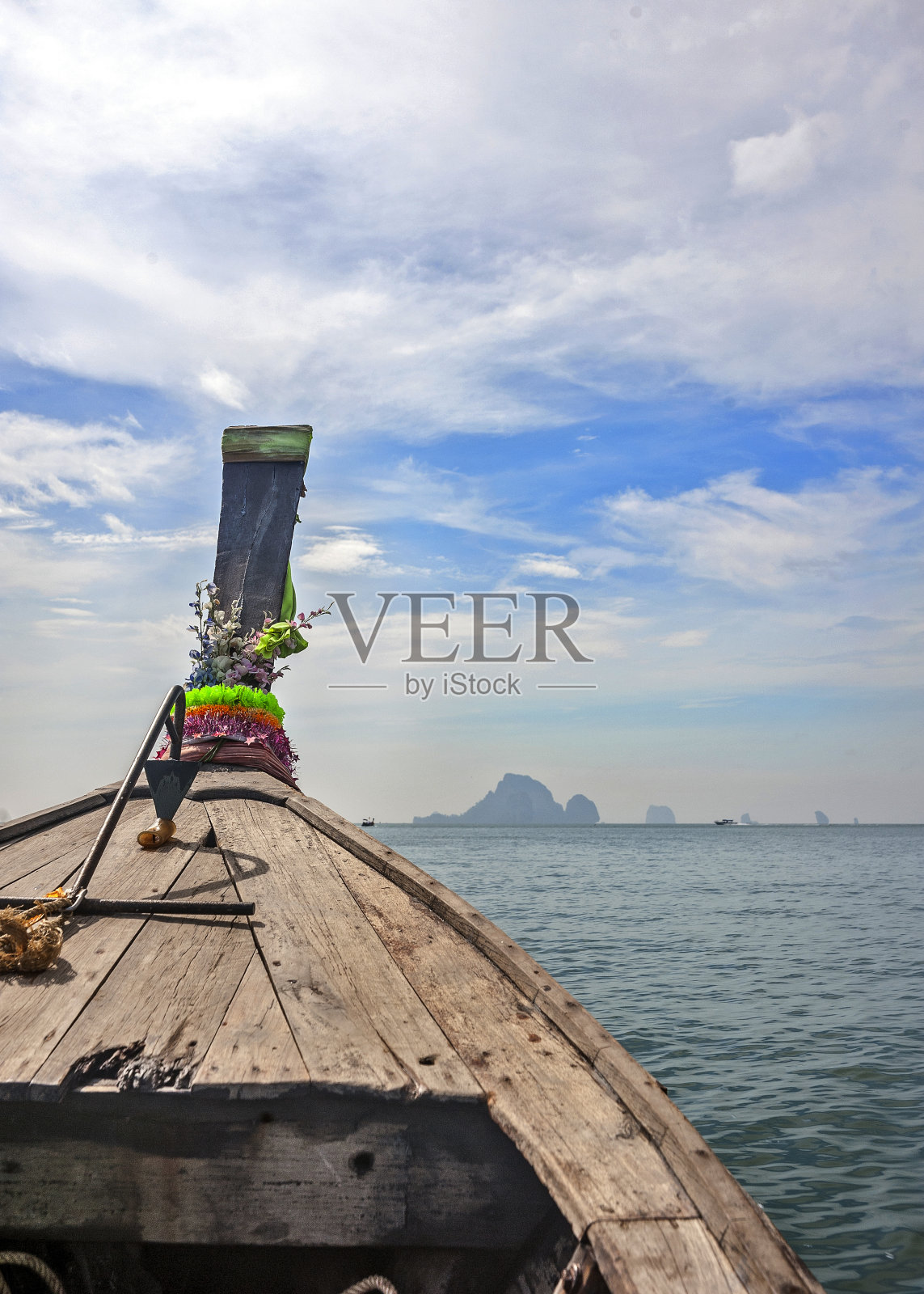 泰国甲米省。船当地人长尾。照片摄影图片