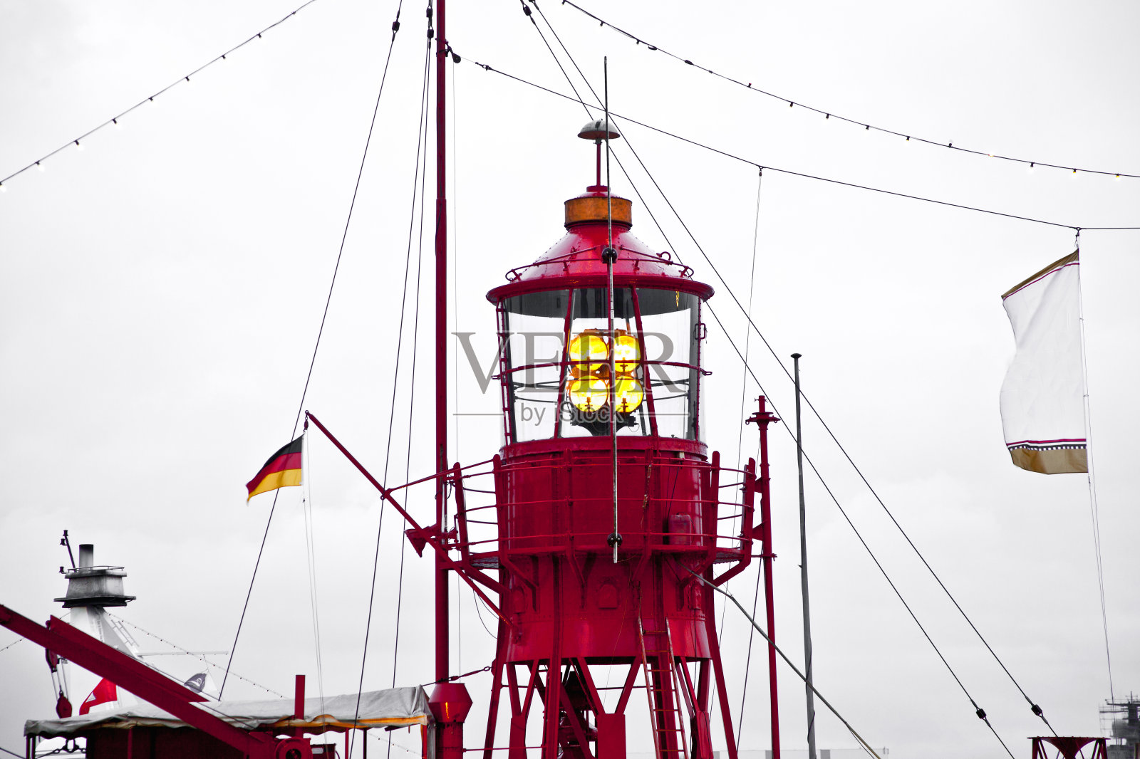 港内灯塔船照片摄影图片