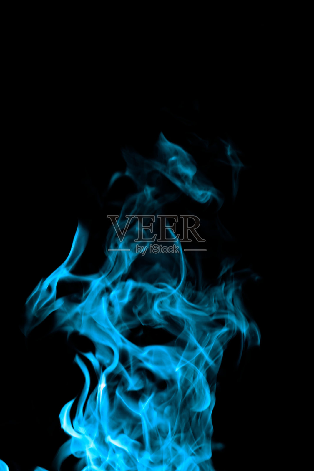 黑色背景上的蓝色火焰照片摄影图片