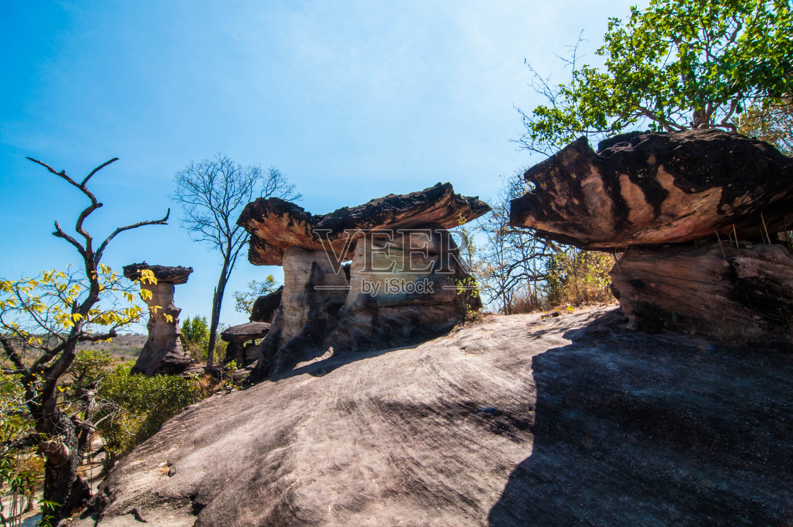 岩石自然发生在蓝天背景,在泰国。照片摄影图片