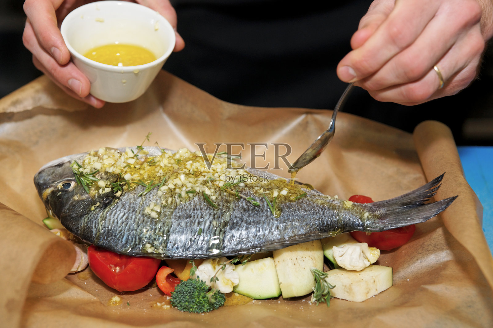 厨师在做花椰菜照片摄影图片