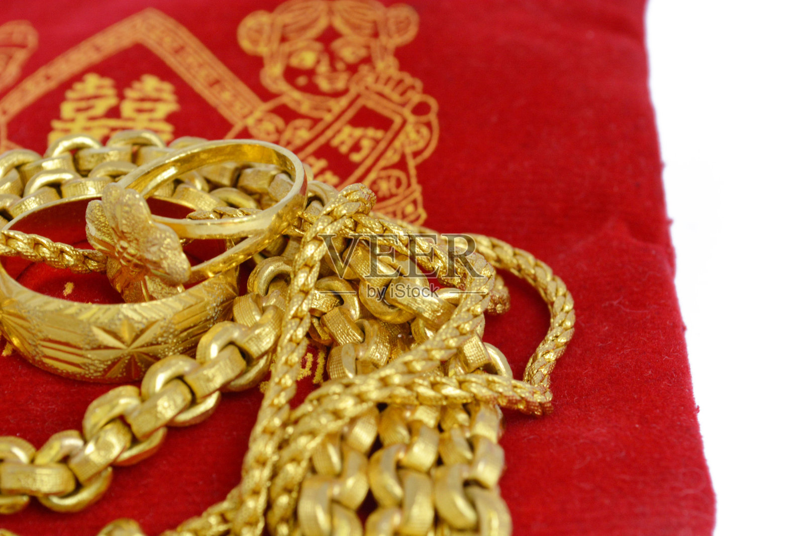 项链,戒指金在白色的背景上照片摄影图片