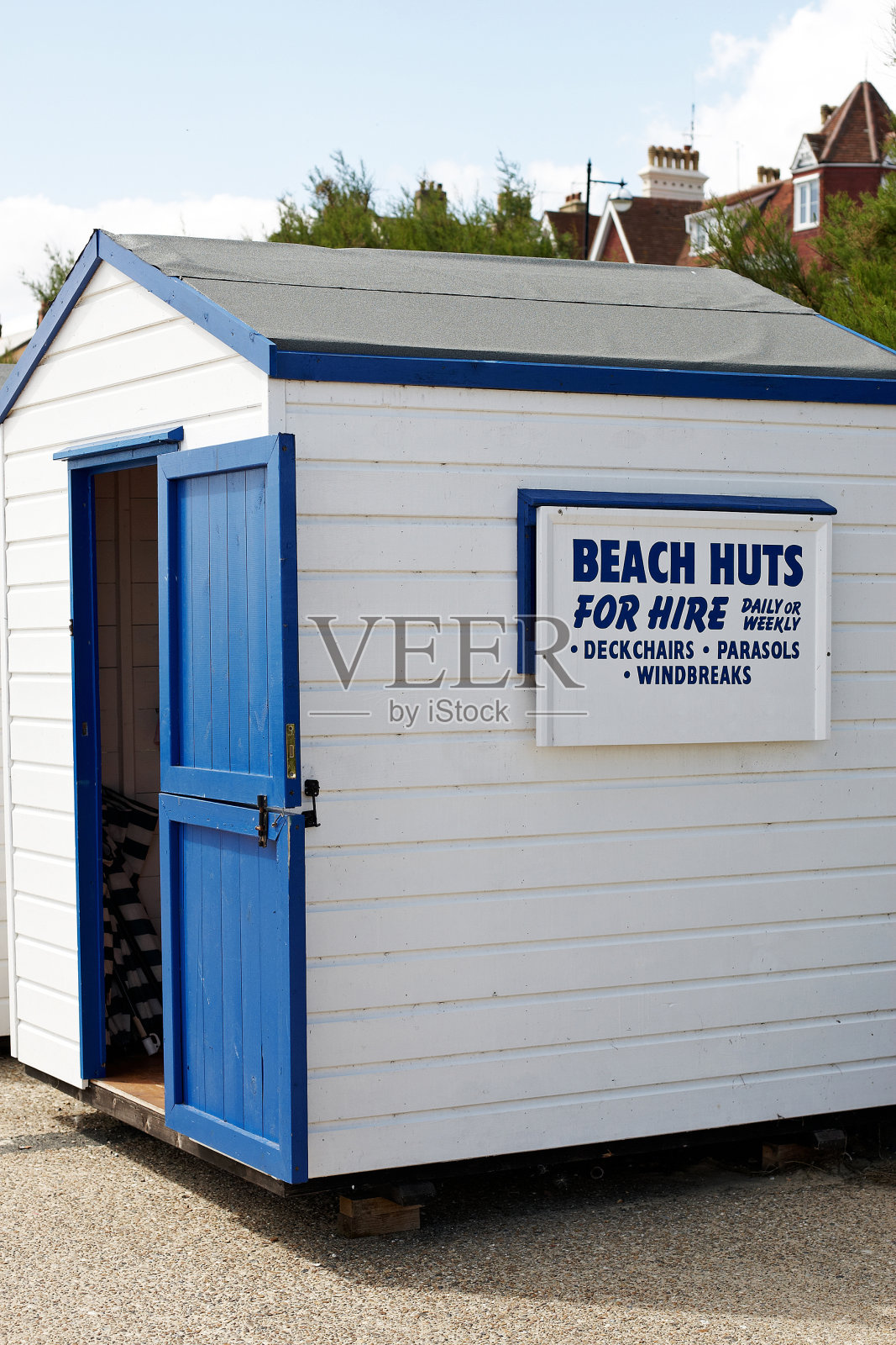 典型的英式海滩小屋出租标志照片摄影图片