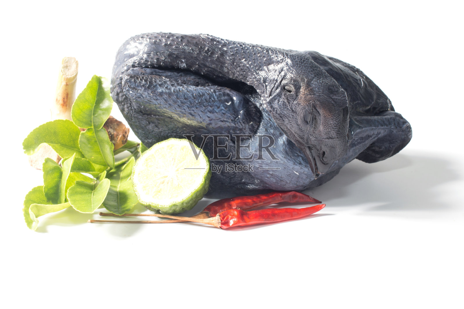 全黑鸡和香料照片摄影图片