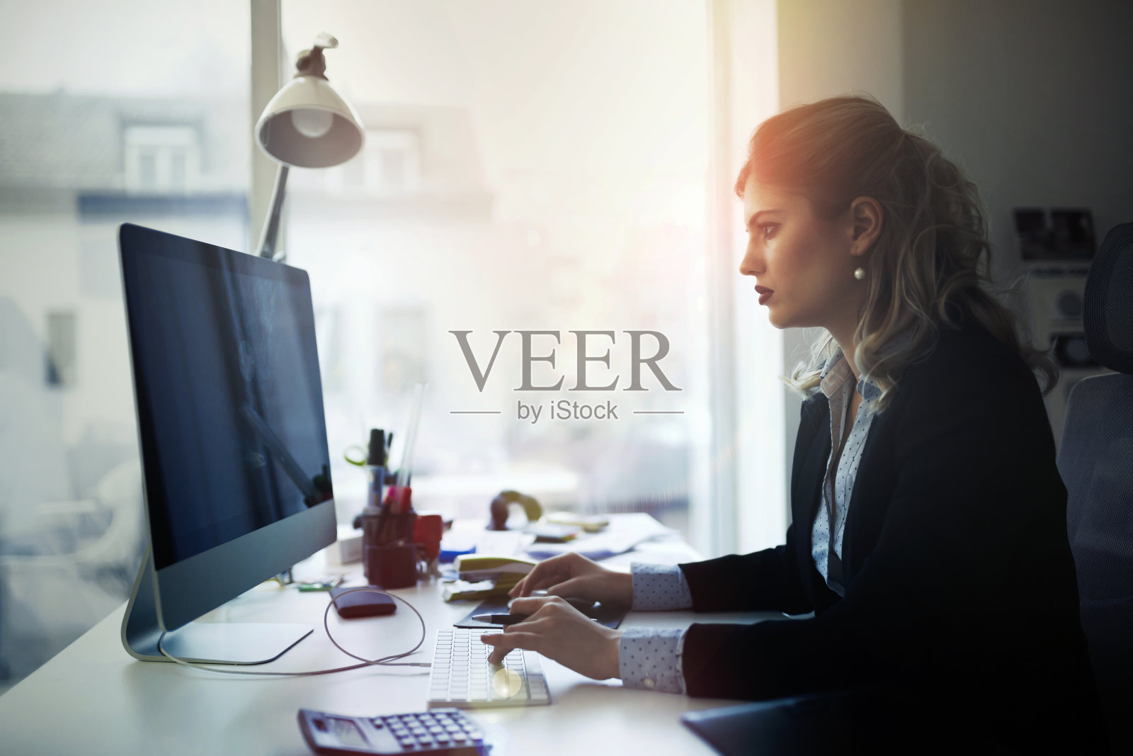 过度劳累的女商人在办公室加班到很晚照片摄影图片