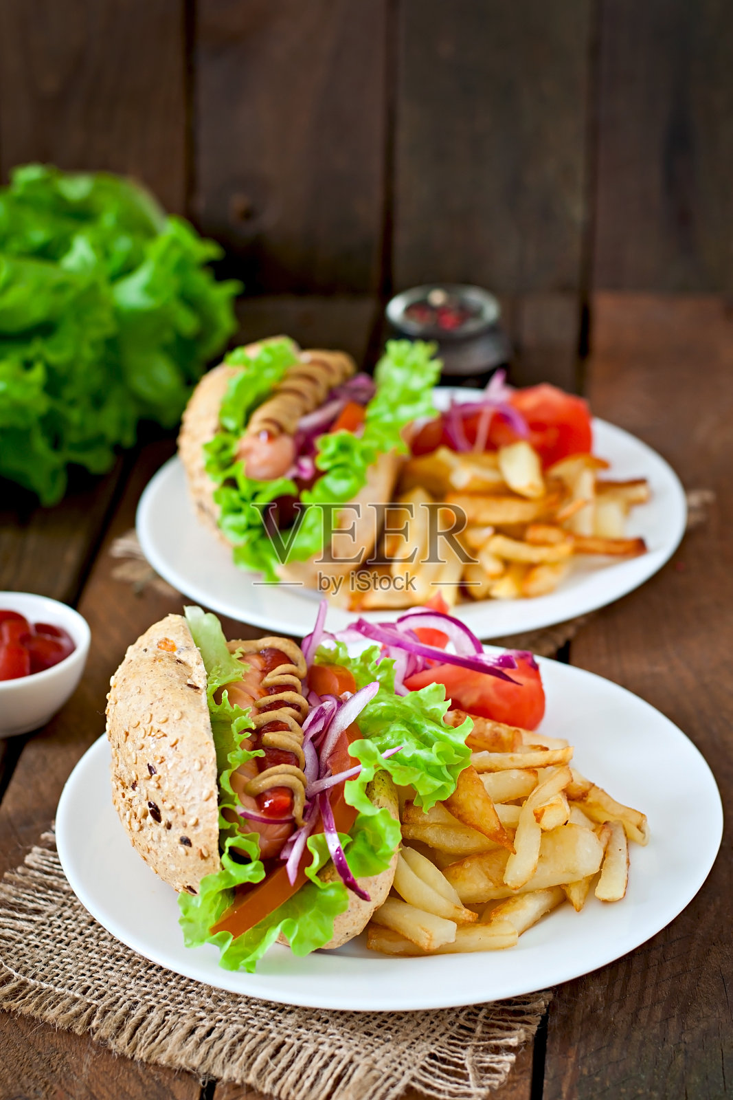 白盘薯条热狗三明治照片摄影图片