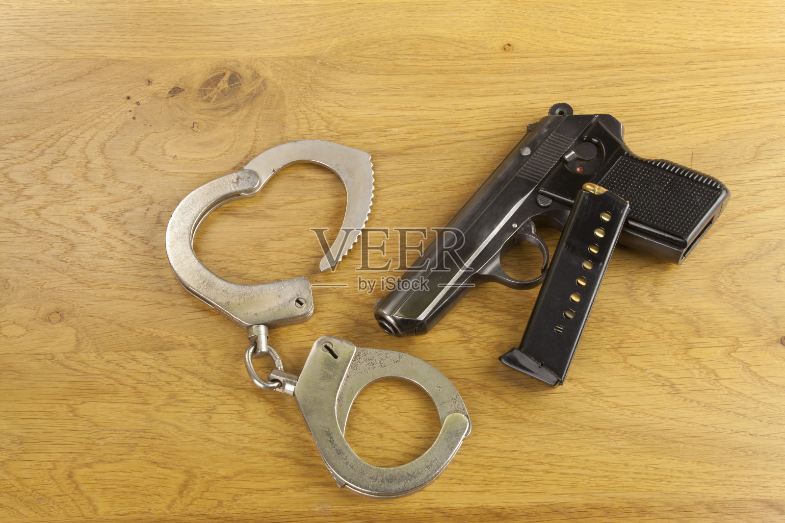 桌上放着枪,还有手铐照片摄影图片