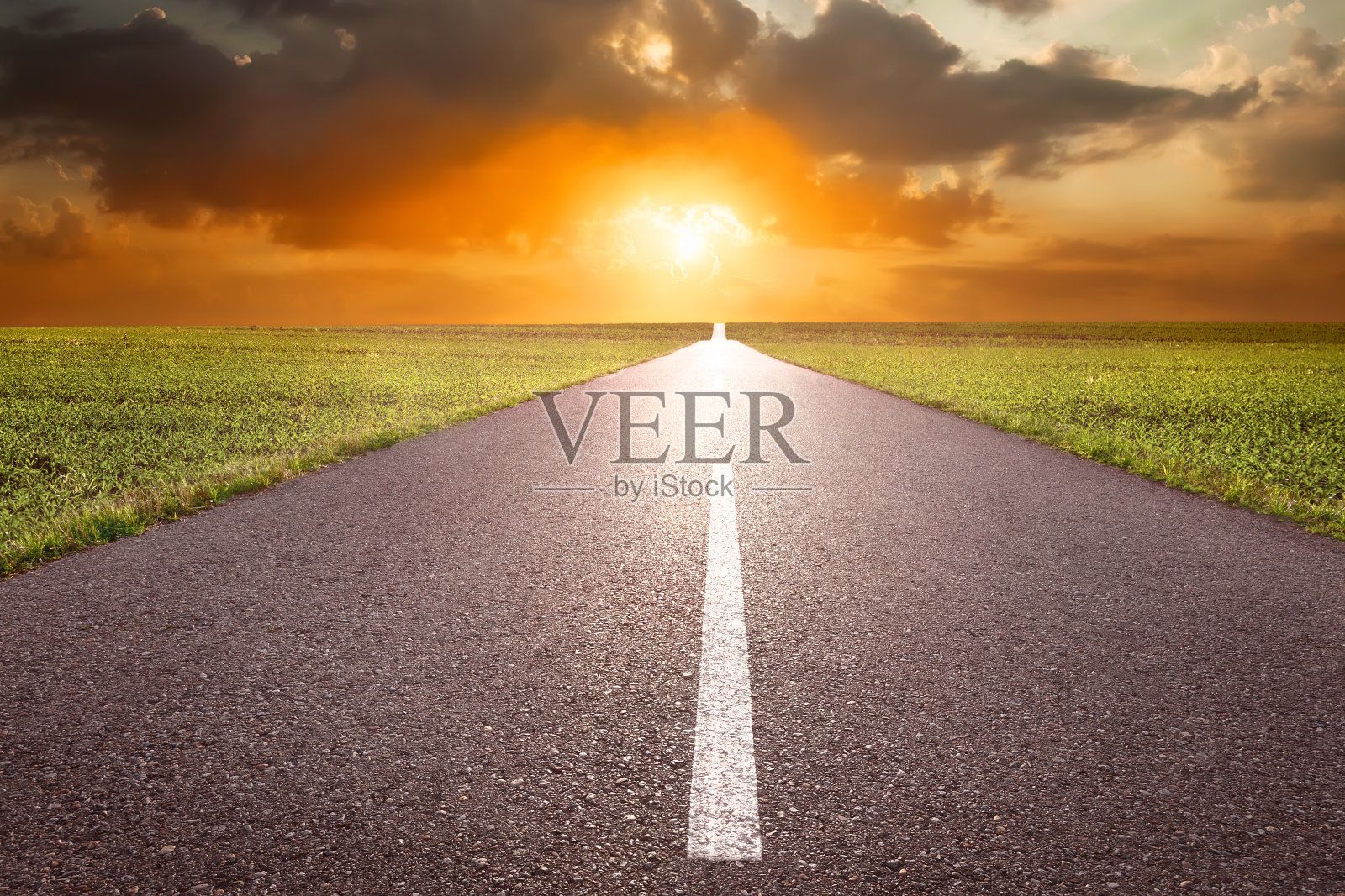 在空旷的路上驶向夕阳照片摄影图片