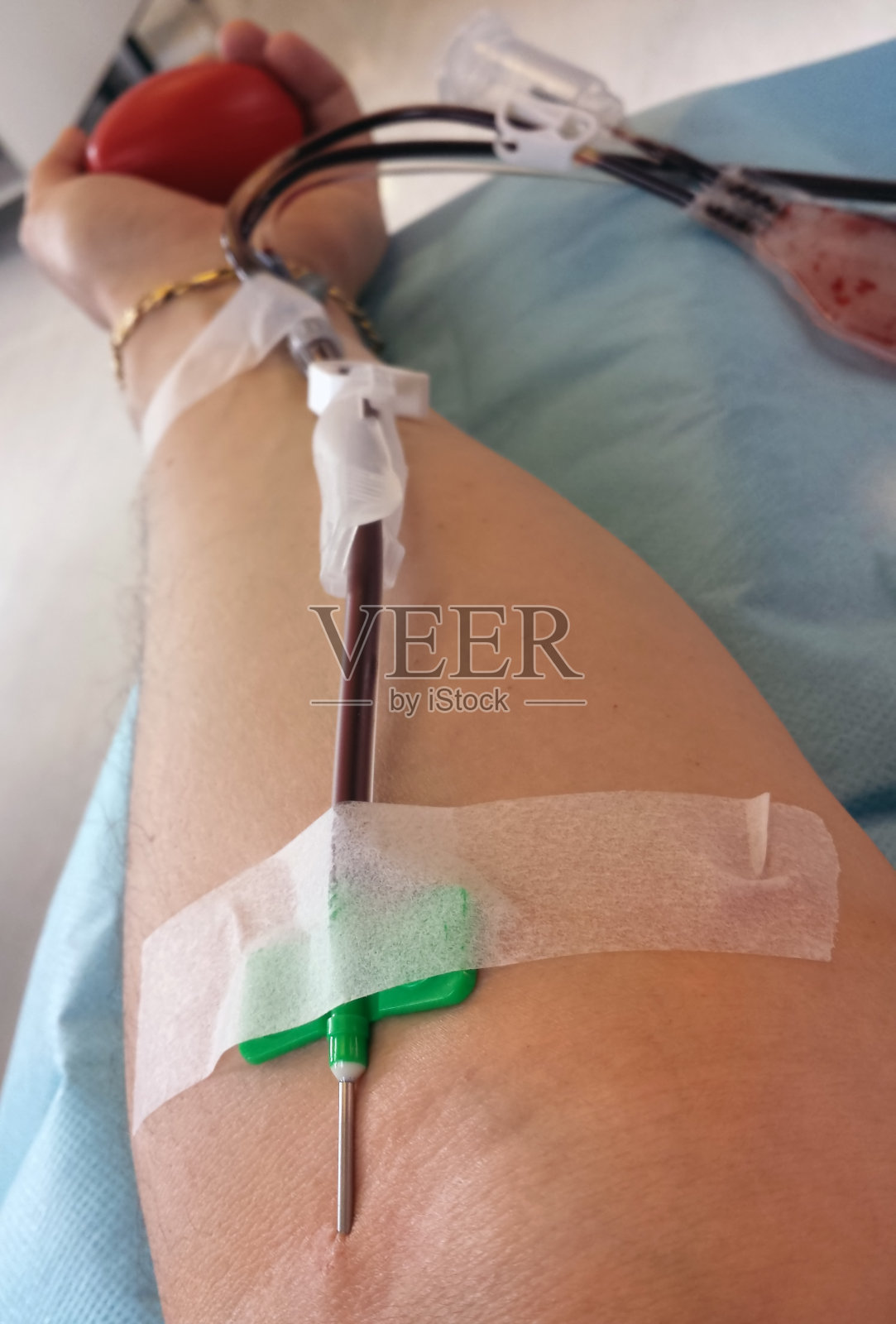 在医院输血时献血者照片摄影图片