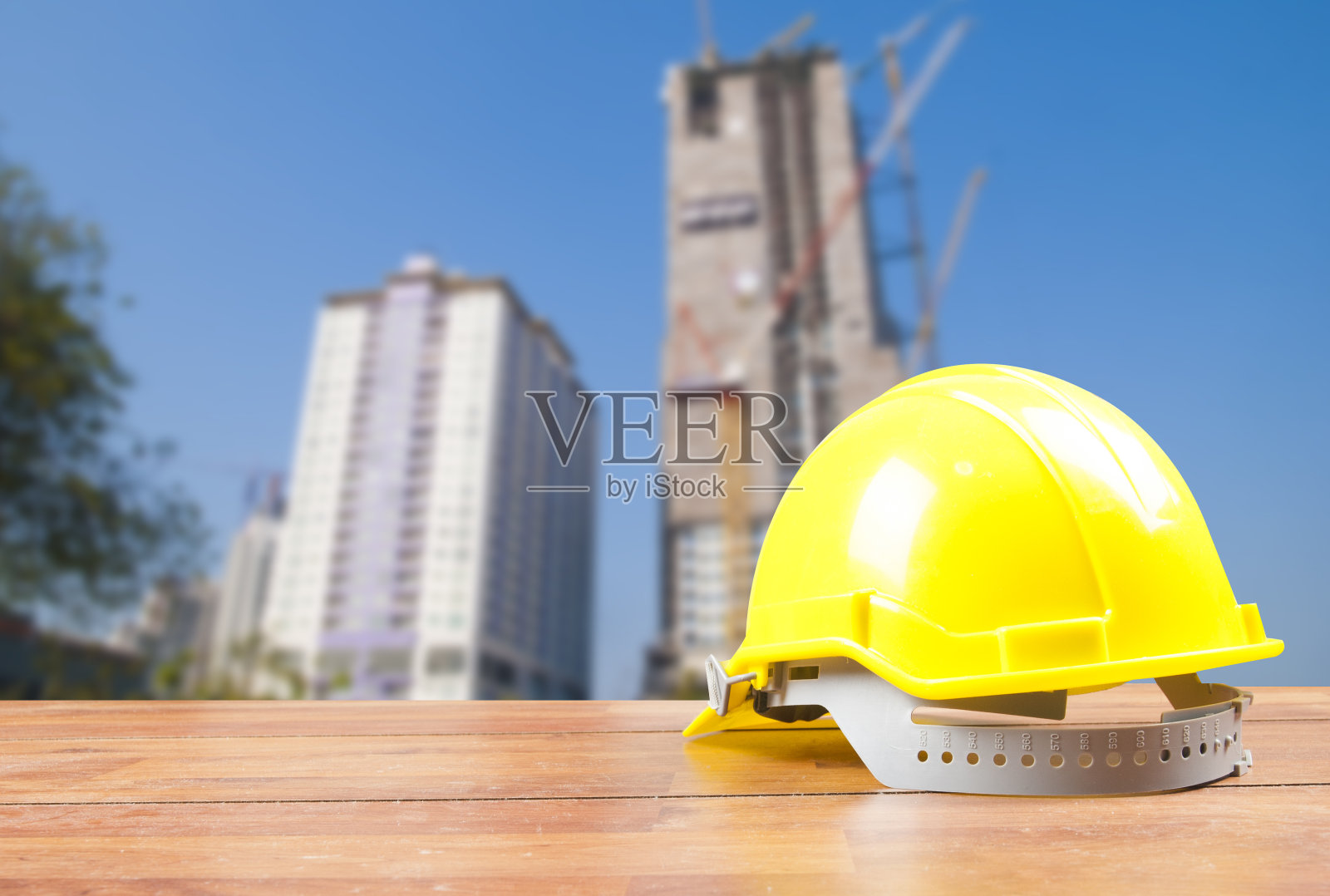 有施工现场背景的安全帽照片摄影图片