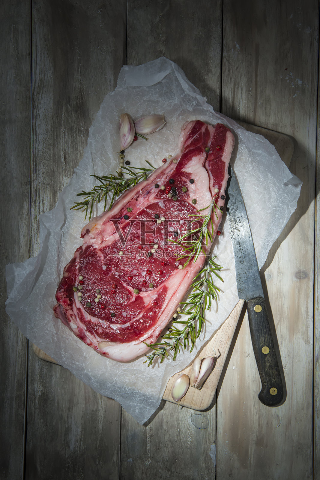 木头背景上的牛排照片摄影图片