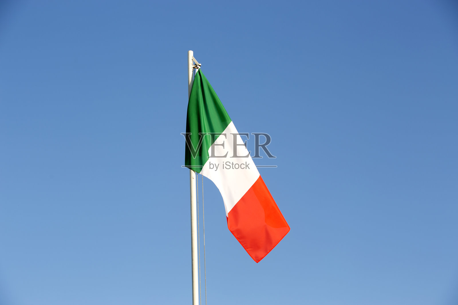 意大利国旗挂在旗杆上照片摄影图片