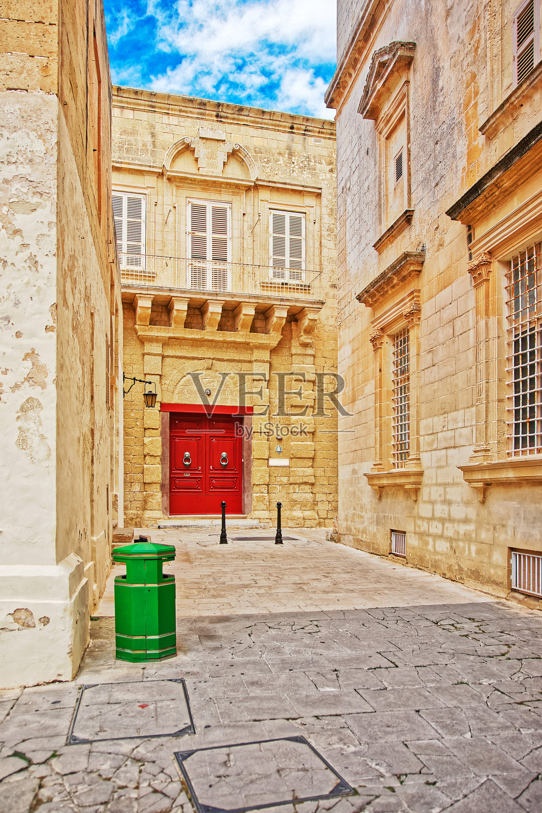 姆迪那的圣多萝西修道院门口照片摄影图片