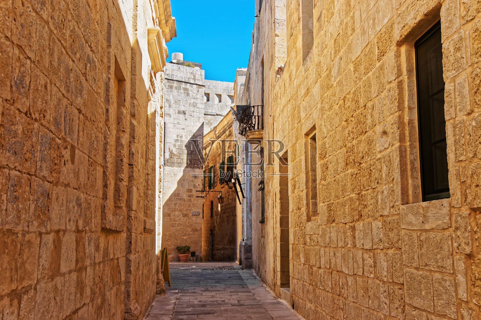 Mdina大街上的灯笼和阳台照片摄影图片