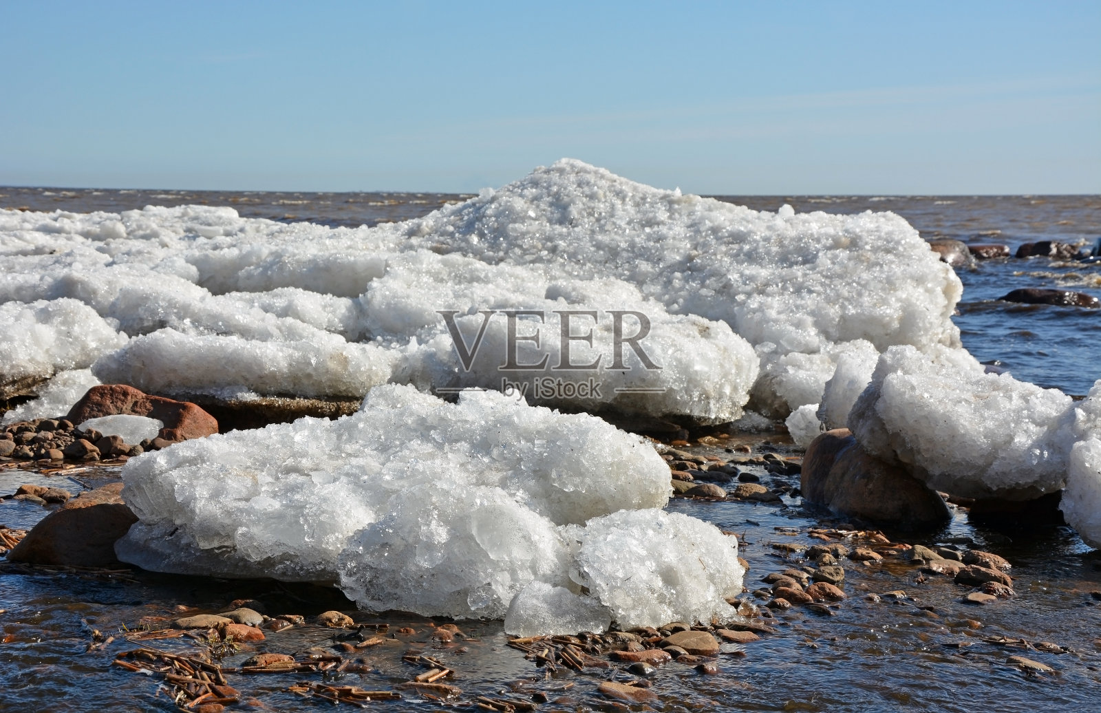 有冰和海的海岸线。春天的季节照片摄影图片