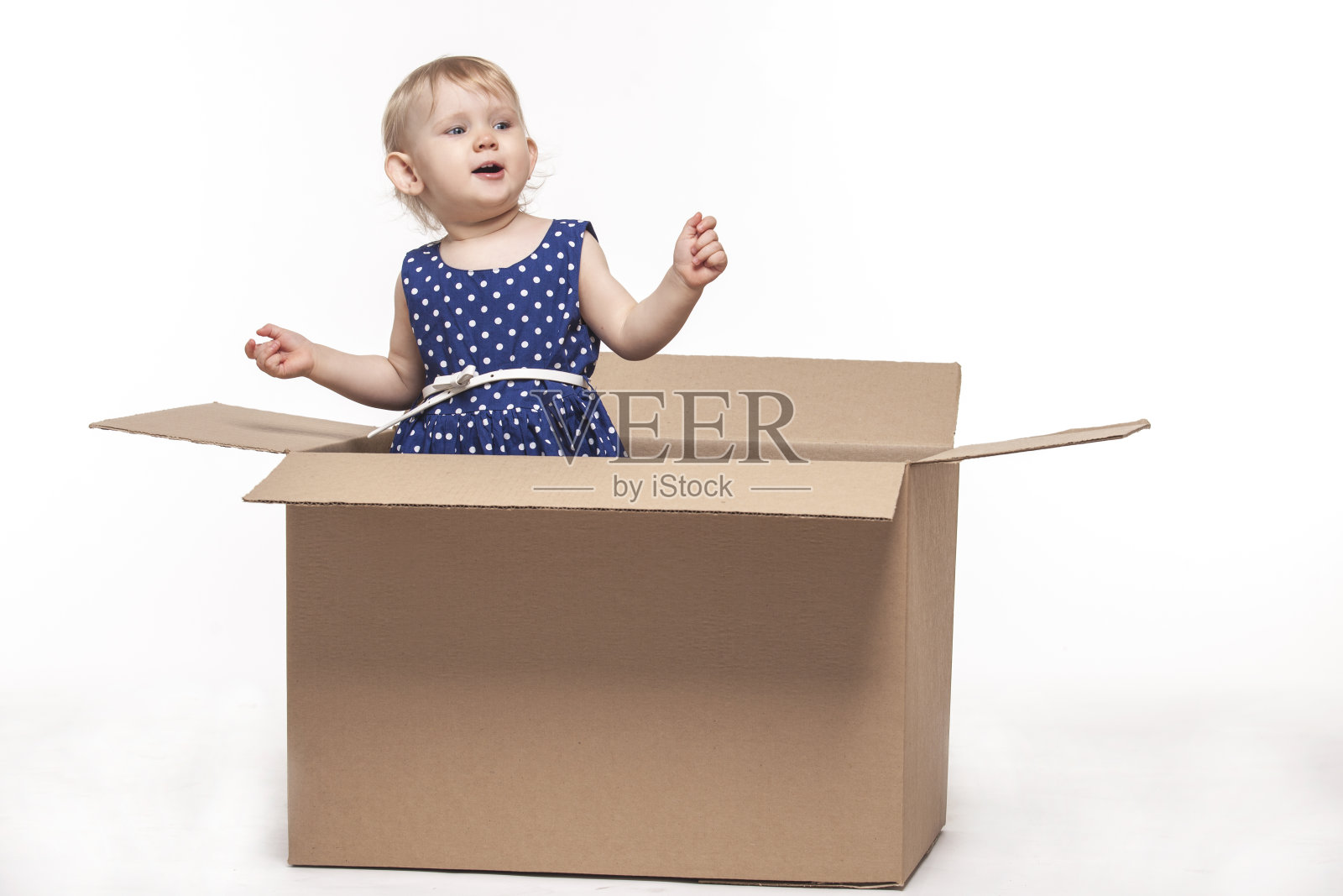 在纸板箱里的小孩照片摄影图片
