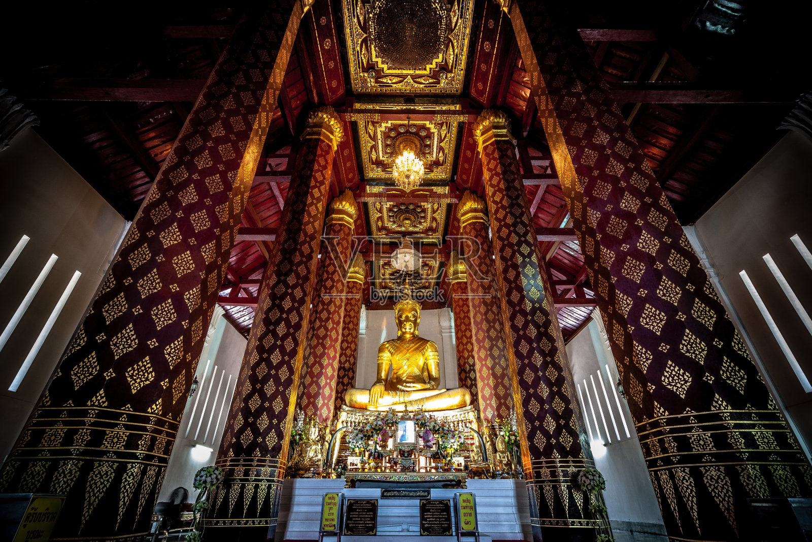 纳弗门寺的古代佛像照片摄影图片