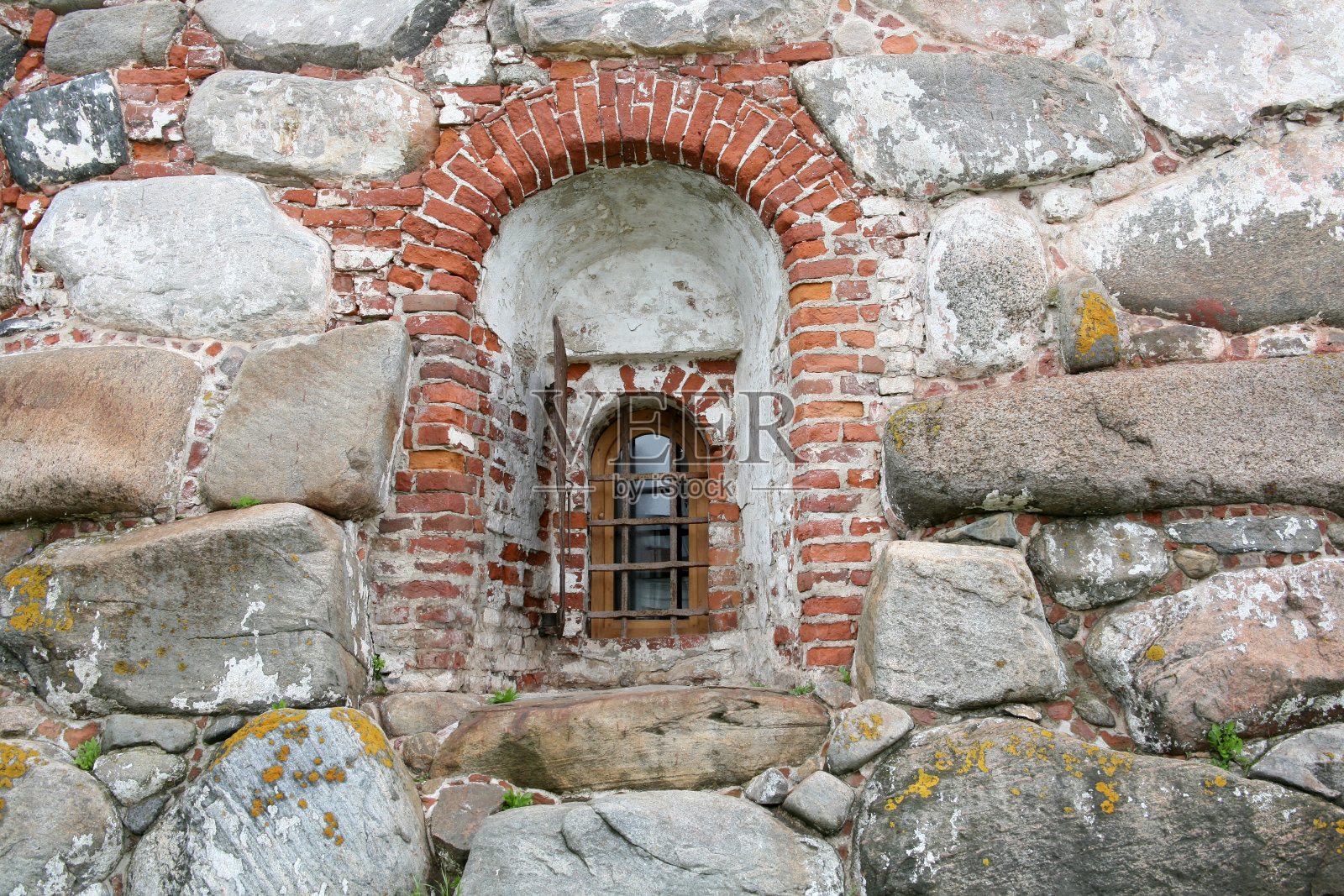 窗户在厚墙上照片摄影图片