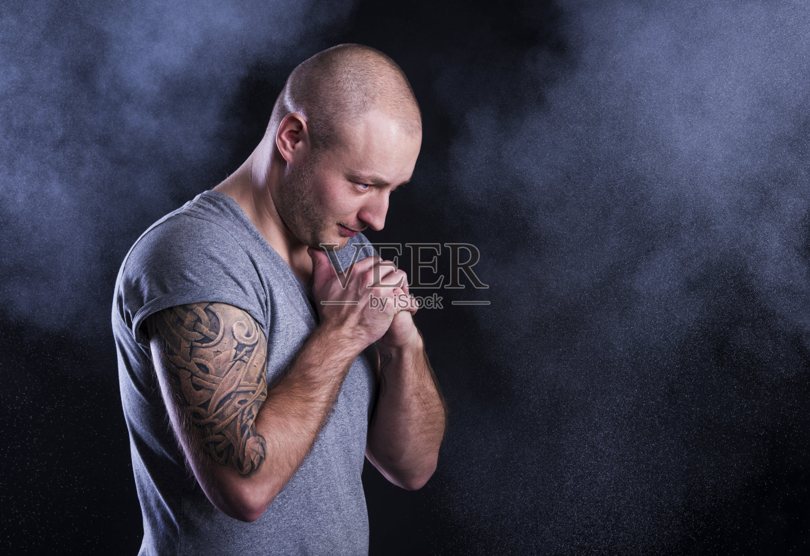 有纹身的男人照片摄影图片