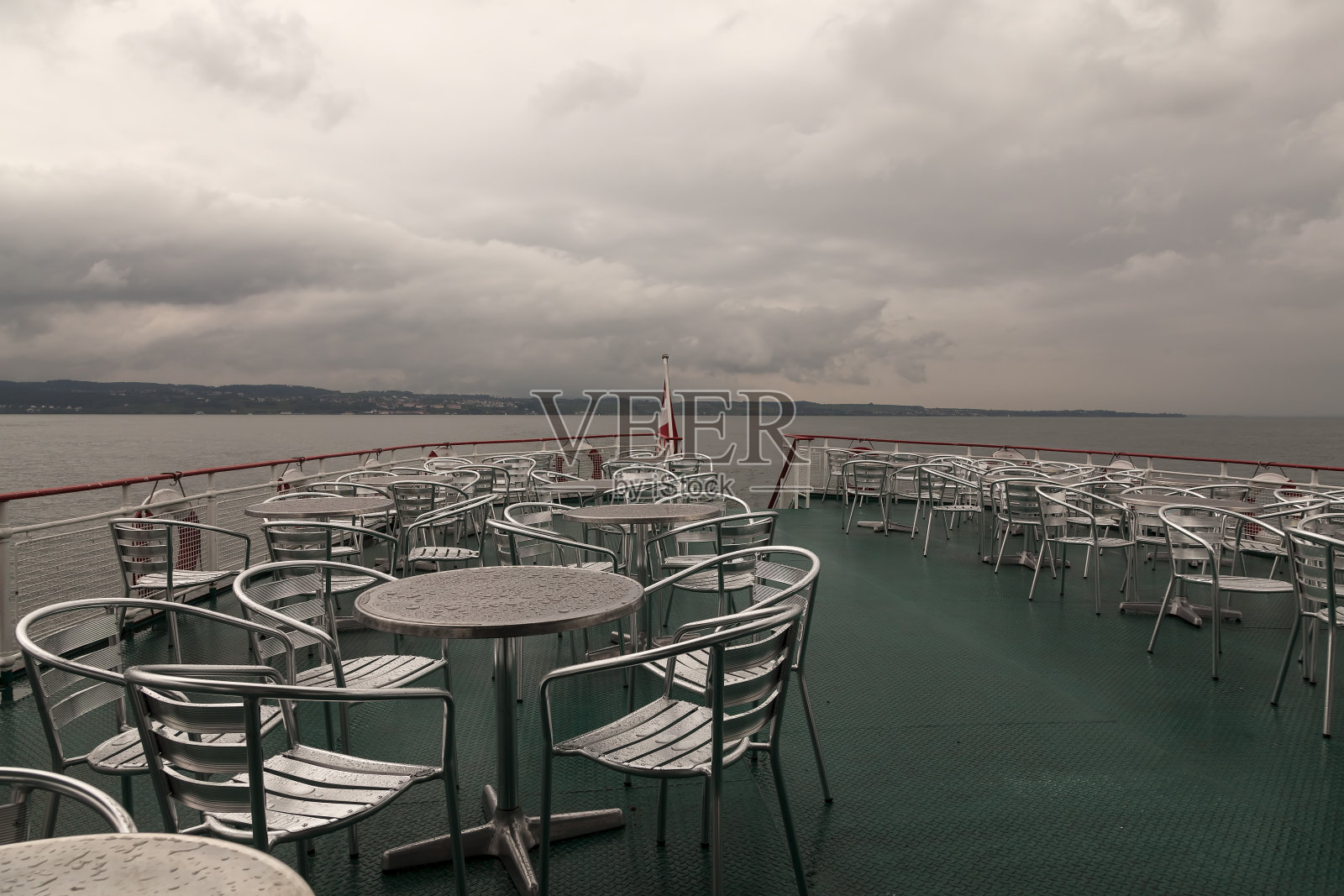 孤独的乘船之旅照片摄影图片