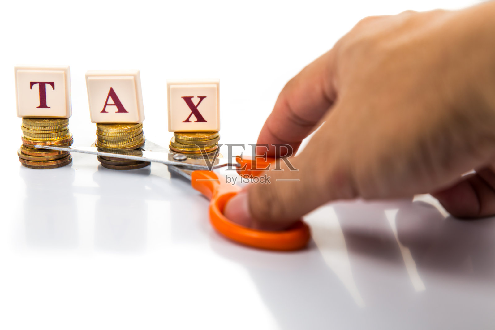 用硬币和剪刀减税的概念照片摄影图片