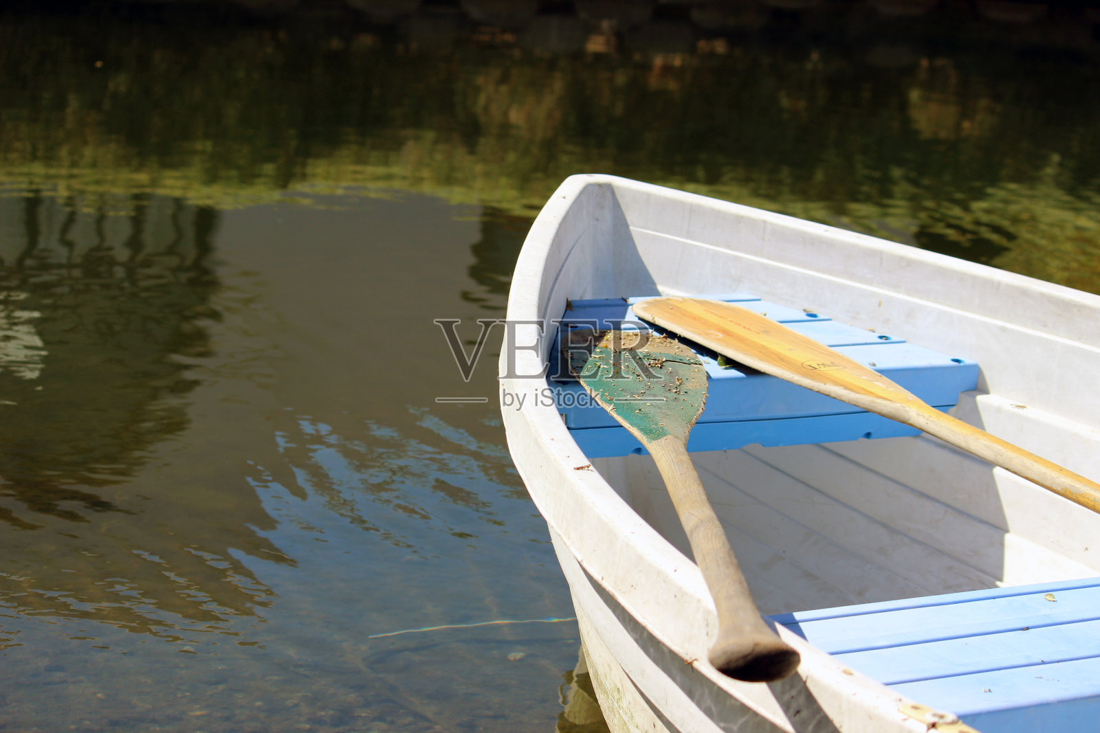 湖中划船照片摄影图片