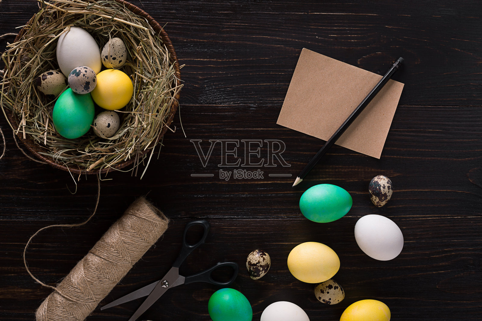 彩色的复活节彩蛋放在深色的木板上照片摄影图片