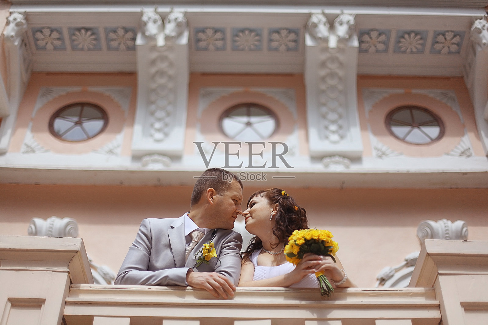 在美丽的大厦里举行婚礼照片摄影图片